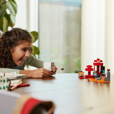 LEGO Minecraft Avontuur bij de Netherpoort - 21255