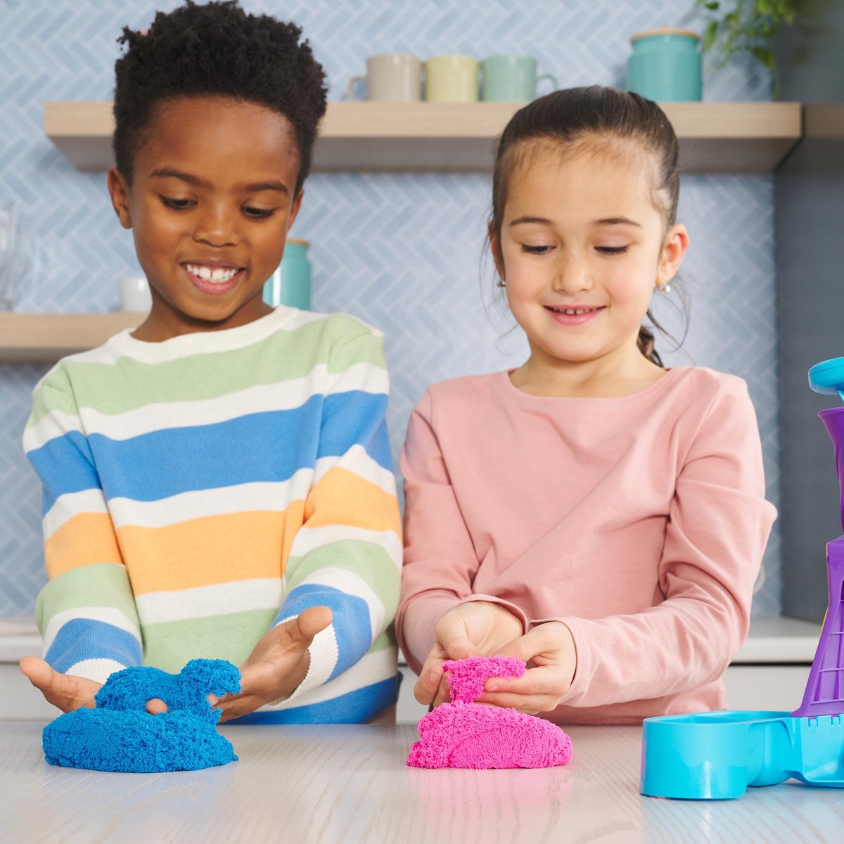 Kinetic Sand IJsset met 396g Blauw, Roze en Wit Zand