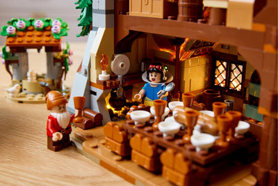 LEGO Disney Sneeuwwitje en de Zeven Dwergen Huis - 43242