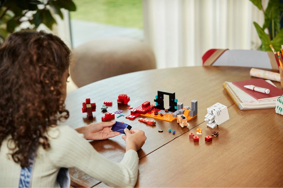 LEGO Minecraft Avontuur bij de Netherpoort - 21255