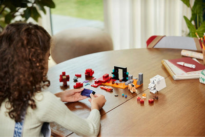 LEGO Minecraft Avontuur bij de Netherpoort - 21255